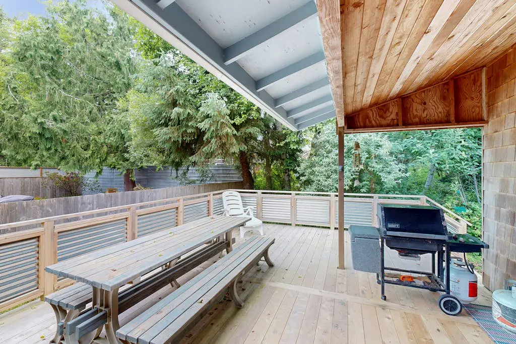 Spacious home with full kitchen, deck & grill - walk to beach & state park