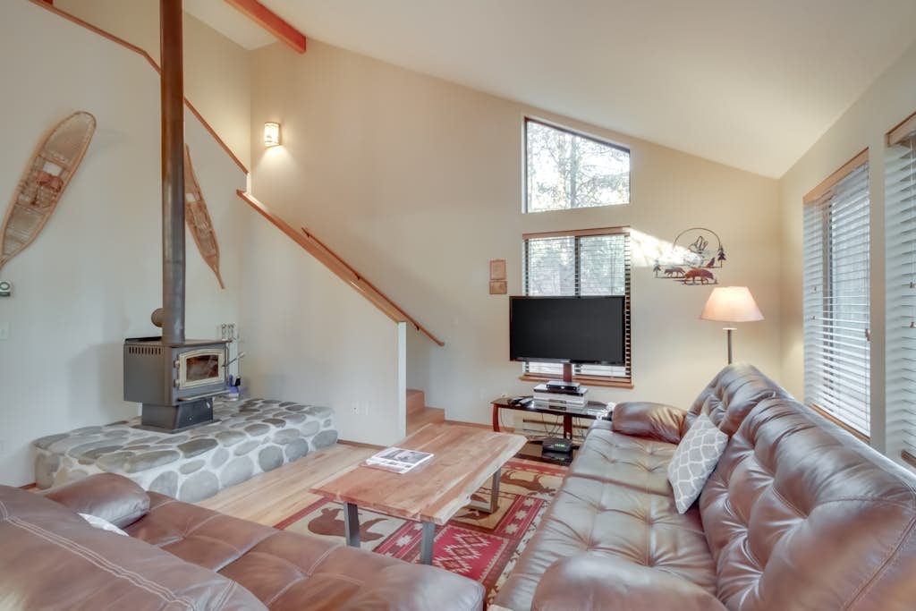 Updated Sunriver Home with Private Hot Tub & SHARC Passes for Pools - 2 Dogs OK