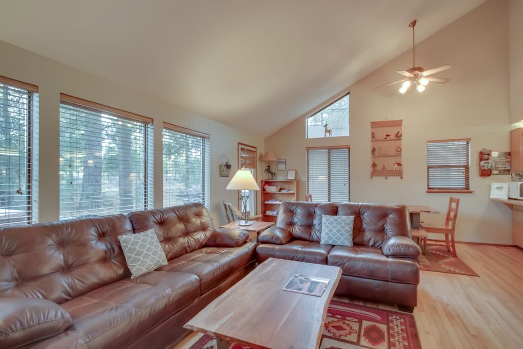 Updated Sunriver Home with Private Hot Tub & SHARC Passes for Pools - 2 Dogs OK
