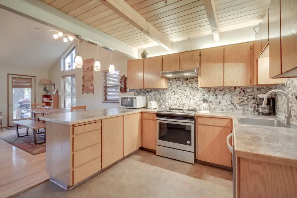 Updated Sunriver Home with Private Hot Tub & SHARC Passes for Pools - 2 Dogs OK