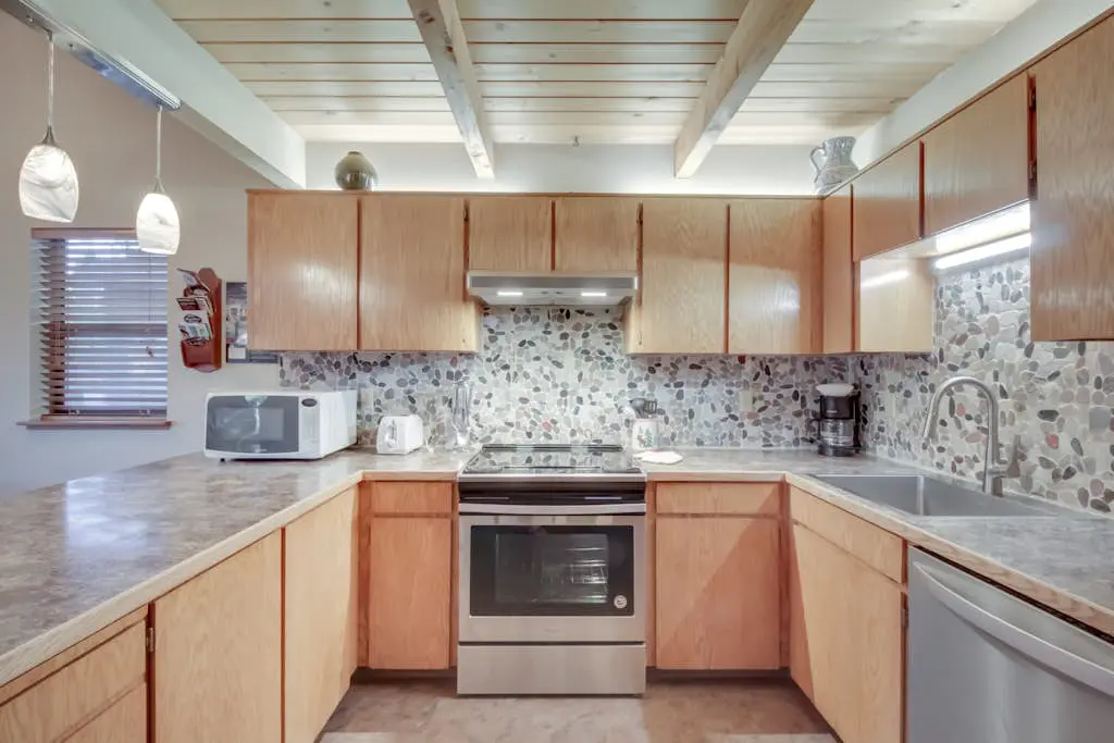 Updated Sunriver Home with Private Hot Tub & SHARC Passes for Pools - 2 Dogs OK