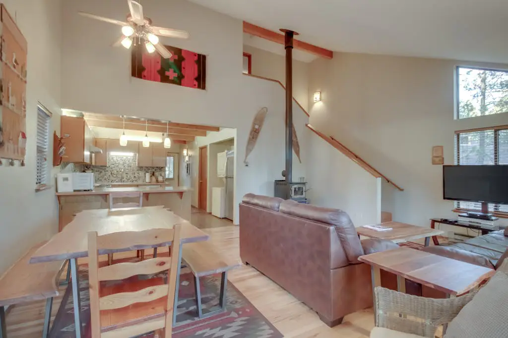 Updated Sunriver Home with Private Hot Tub & SHARC Passes for Pools - 2 Dogs OK