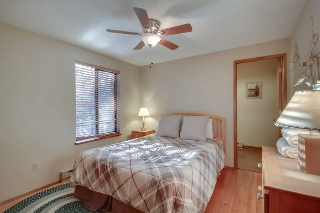 Updated Sunriver Home with Private Hot Tub & SHARC Passes for Pools - 2 Dogs OK