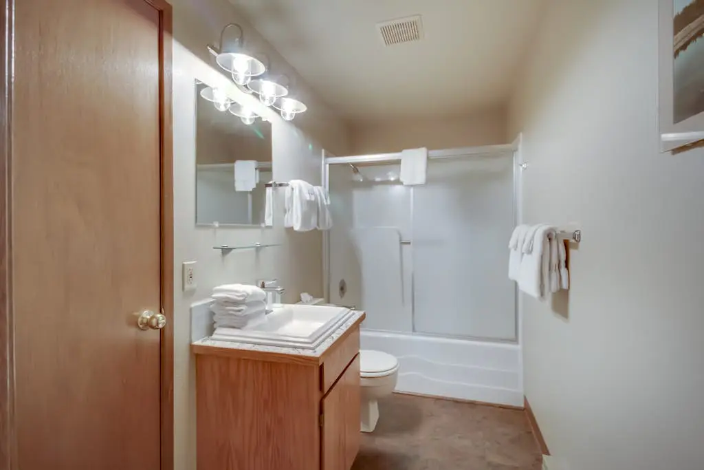 Updated Sunriver Home with Private Hot Tub & SHARC Passes for Pools - 2 Dogs OK