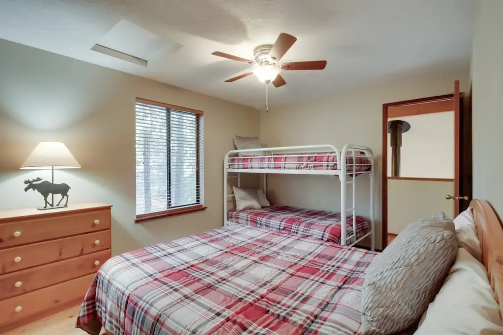 Updated Sunriver Home with Private Hot Tub & SHARC Passes for Pools - 2 Dogs OK