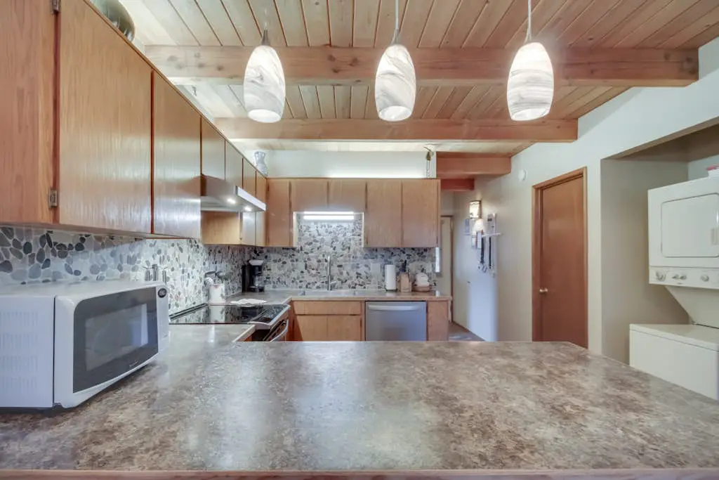 Updated Sunriver Home with Private Hot Tub & SHARC Passes for Pools - 2 Dogs OK
