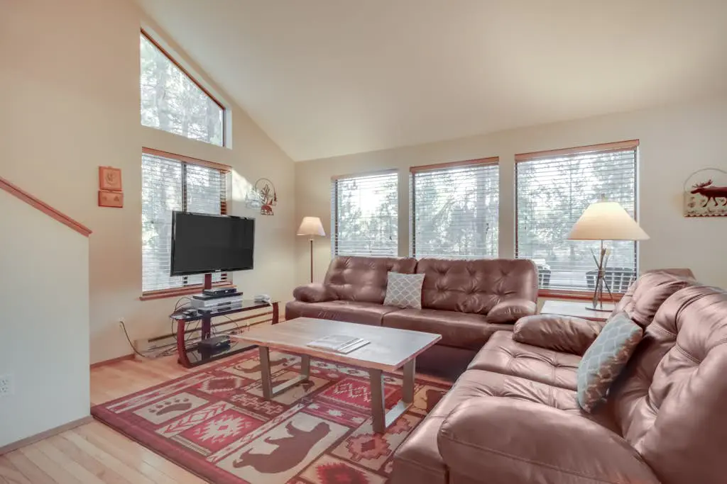 Updated Sunriver Home with Private Hot Tub & SHARC Passes for Pools - 2 Dogs OK
