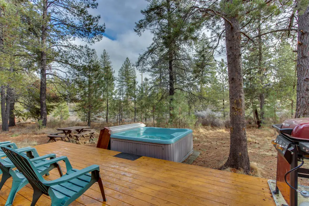 Updated Sunriver Home with Private Hot Tub & SHARC Passes for Pools - 2 Dogs OK