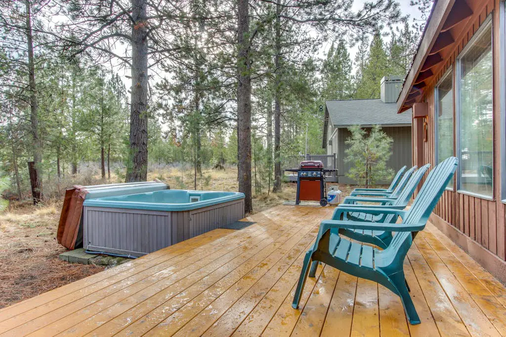 Updated Sunriver Home with Private Hot Tub & SHARC Passes for Pools - 2 Dogs OK
