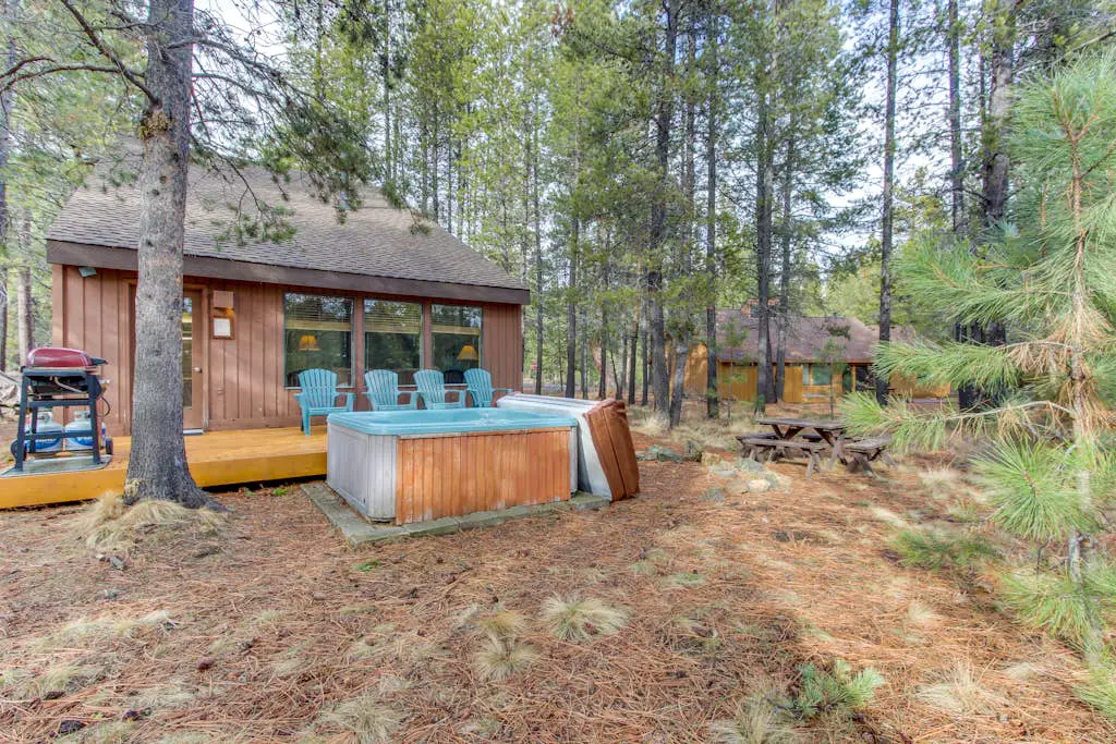 Updated Sunriver Home with Private Hot Tub & SHARC Passes for Pools - 2 Dogs OK