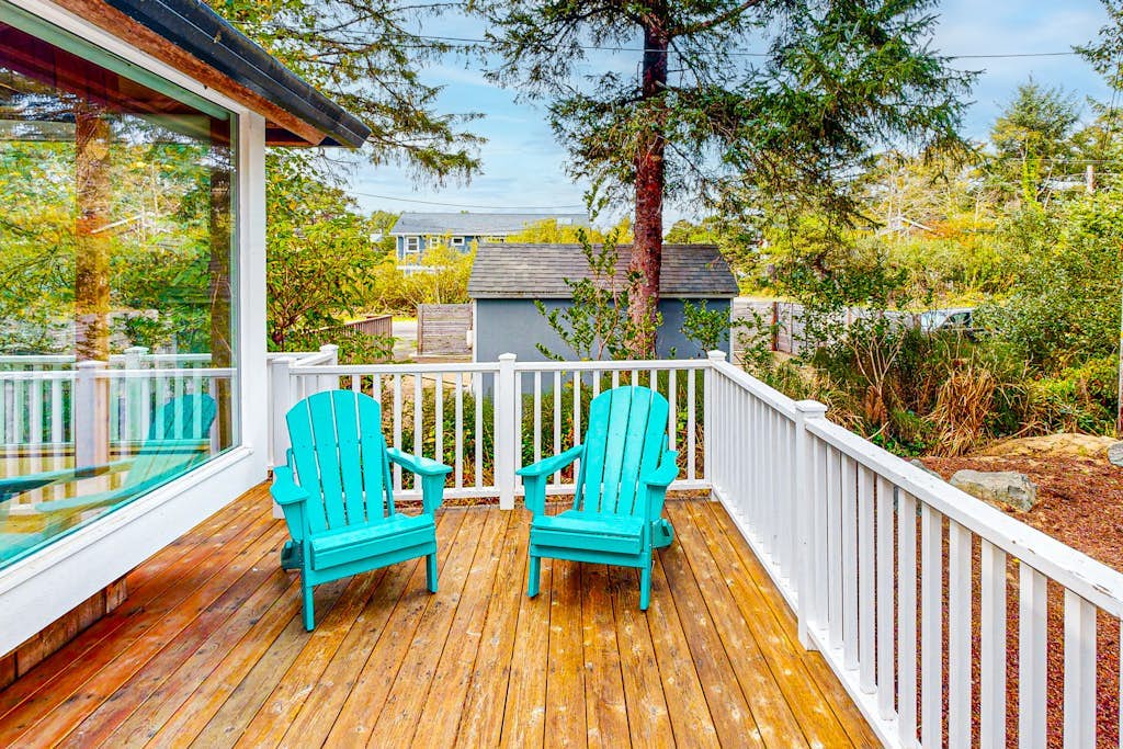 Cozy home with loft, steps to ocean, with workspace and streaming