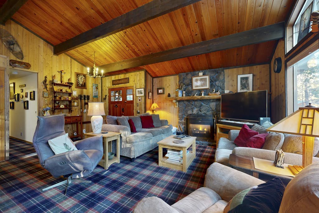 Serene home with deck, private hot tub, shared pool - plus 8 SHARC passes