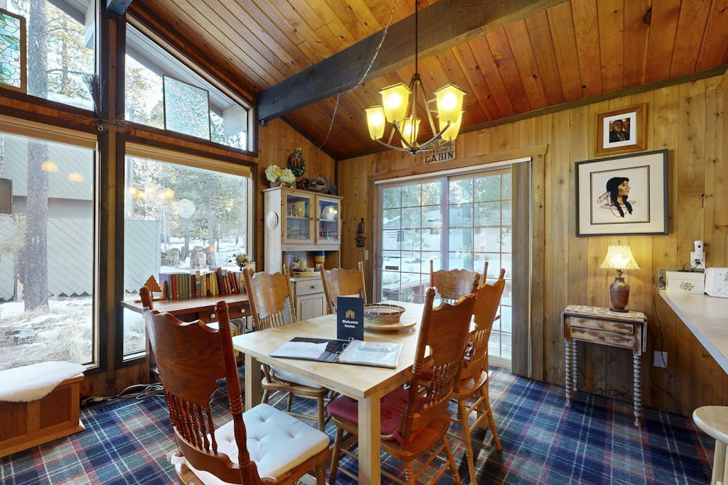 Serene home with deck, private hot tub, shared pool - plus 8 SHARC passes
