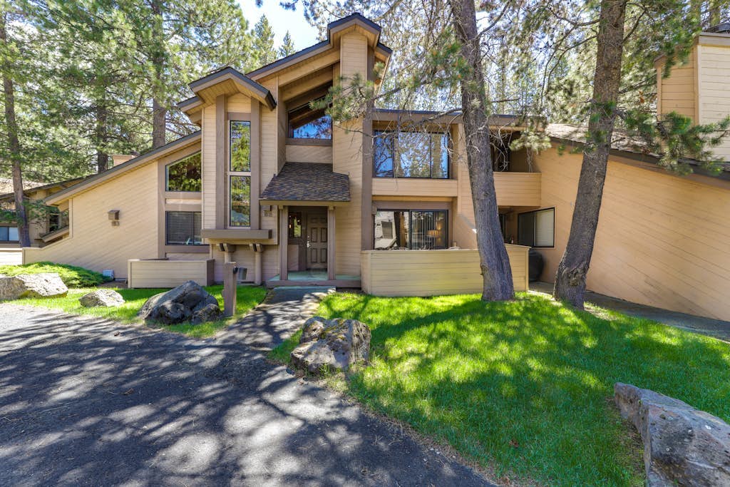 Inviting condo with private sauna & wonderful shared amenities