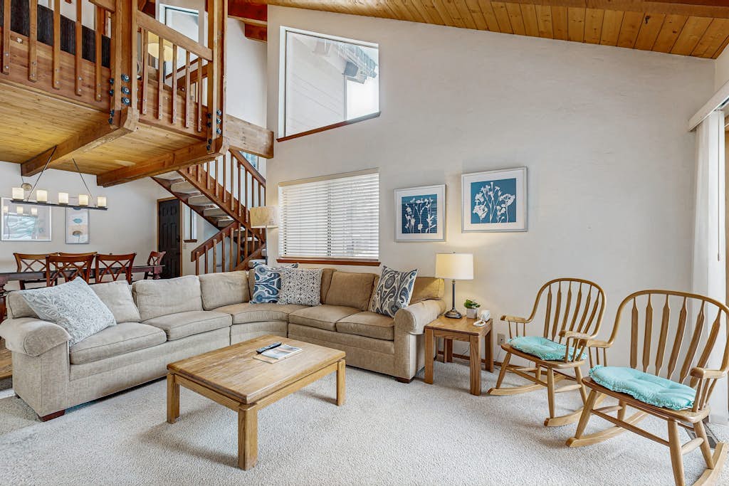 Inviting condo with private sauna & wonderful shared amenities