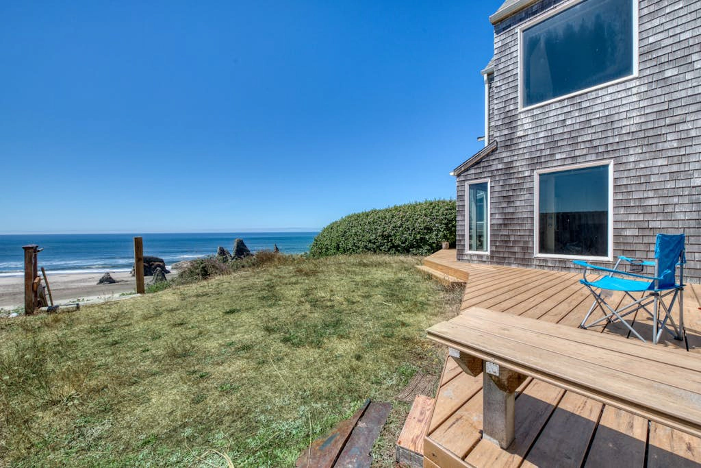 Near Beach Condo with Lovely Ocean Views- Dogs OK