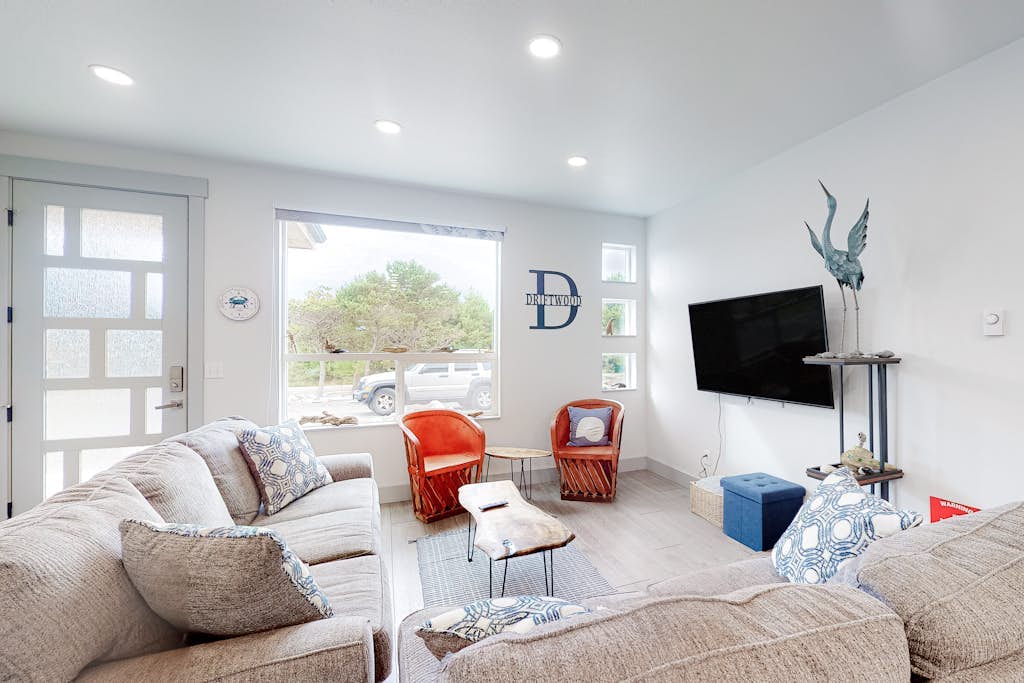 Modern, Dog-Friendly Home with a Full Kitchen, Washer/Dryer, Furnished Patio