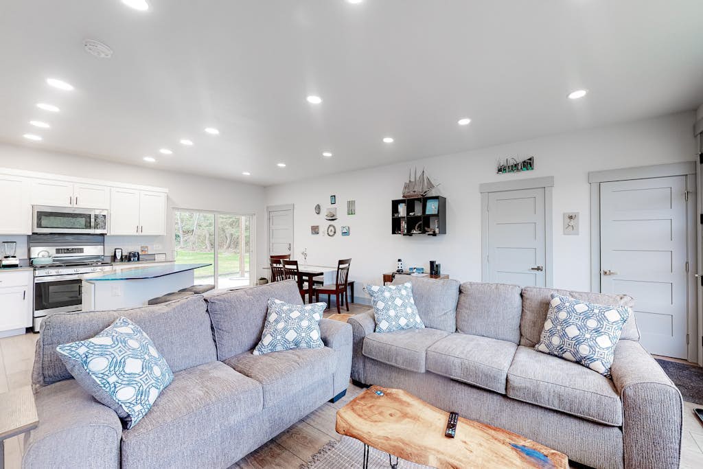 Modern, Dog-Friendly Home with a Full Kitchen, Washer/Dryer, Furnished Patio