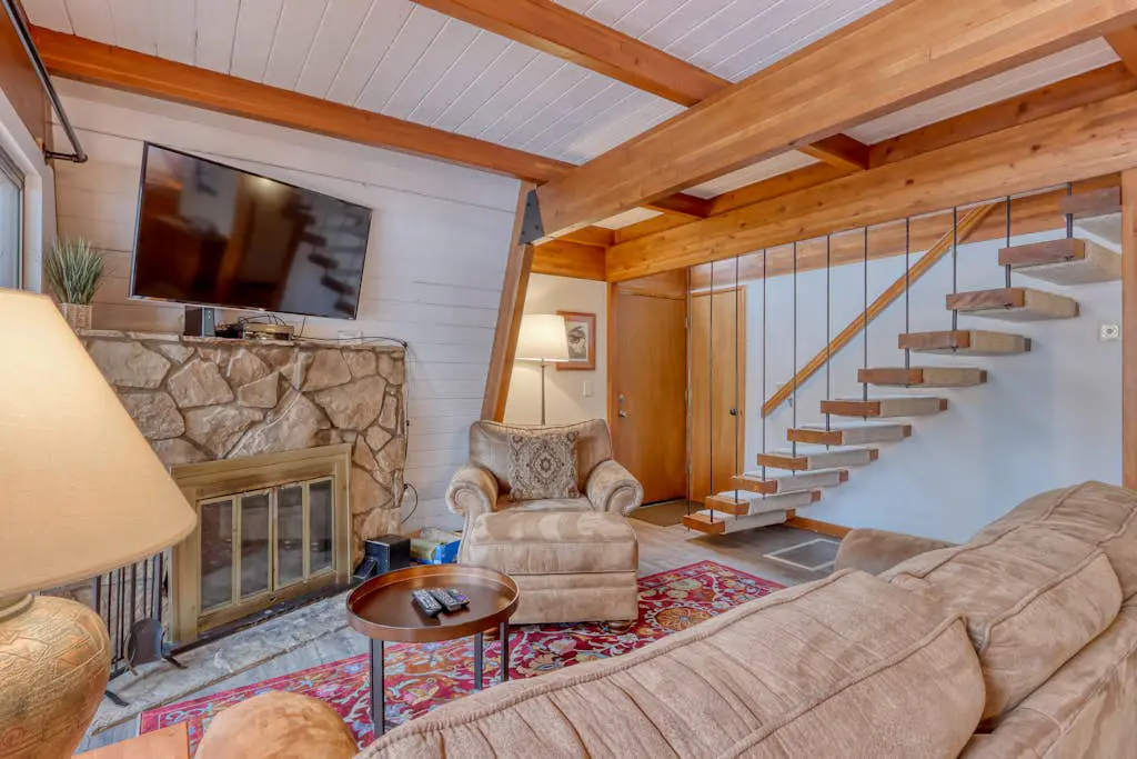 Cozy Family Cabin with Hot Tub, Bikes, Dog-Friendly, Free WIFI with SHARC passes