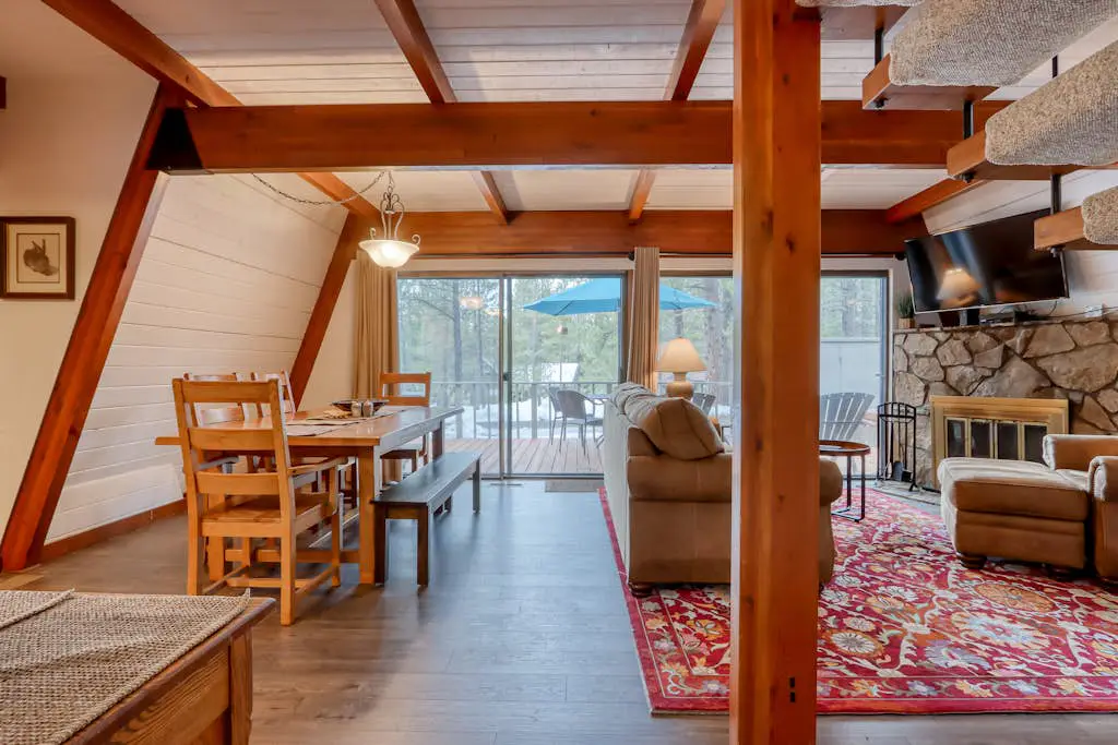 Cozy Family Cabin with Hot Tub, Bikes, Dog-Friendly, Free WIFI with SHARC passes