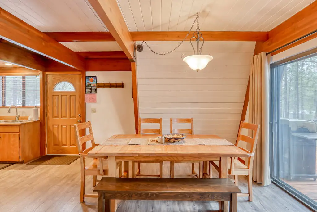 Cozy Family Cabin with Hot Tub, Bikes, Dog-Friendly, Free WIFI with SHARC passes