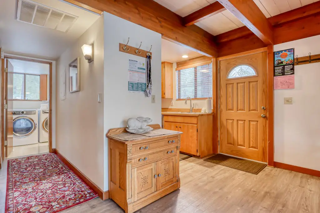 Cozy Family Cabin with Hot Tub, Bikes, Dog-Friendly, Free WIFI with SHARC passes