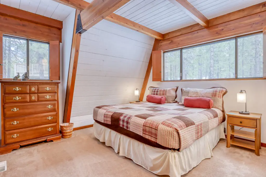 Cozy Family Cabin with Hot Tub, Bikes, Dog-Friendly, Free WIFI with SHARC passes