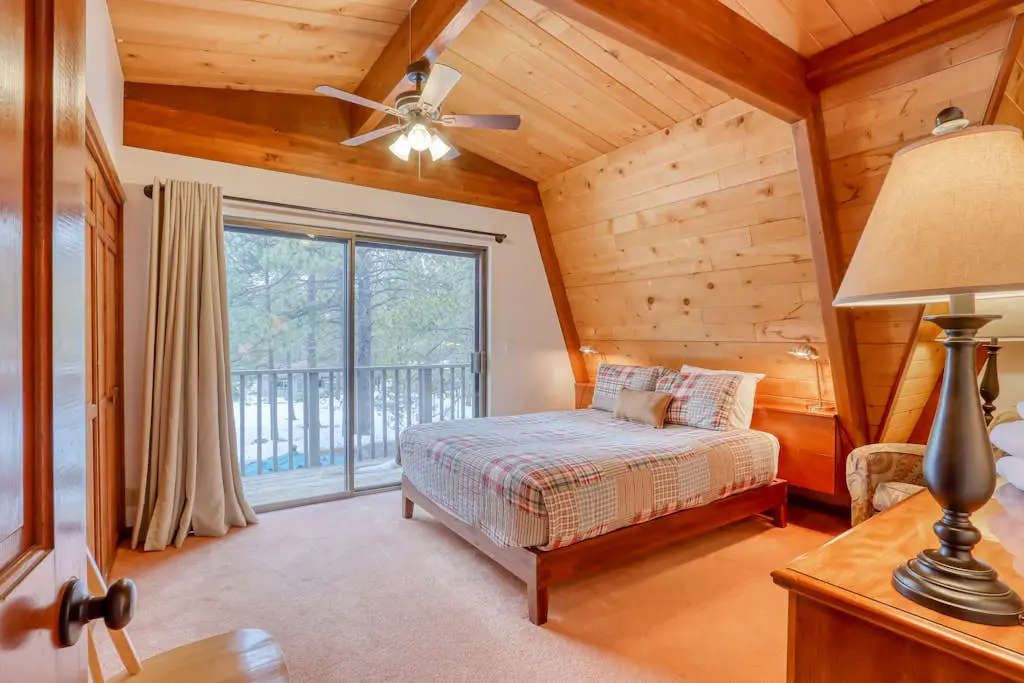 Cozy Family Cabin with Hot Tub, Bikes, Dog-Friendly, Free WIFI with SHARC passes