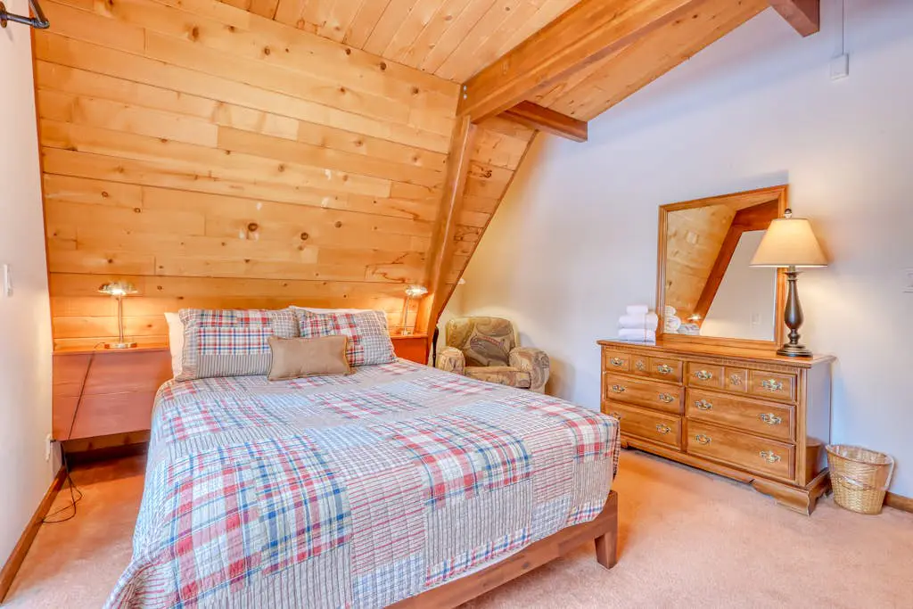 Cozy Family Cabin with Hot Tub, Bikes, Dog-Friendly, Free WIFI with SHARC passes