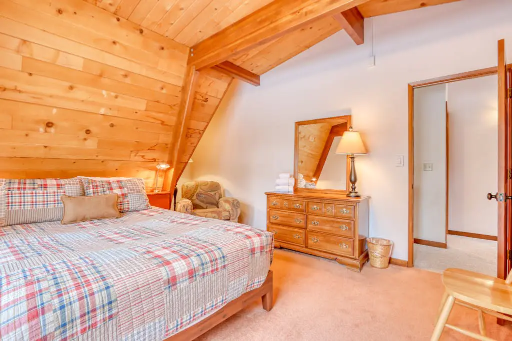 Cozy Family Cabin with Hot Tub, Bikes, Dog-Friendly, Free WIFI with SHARC passes