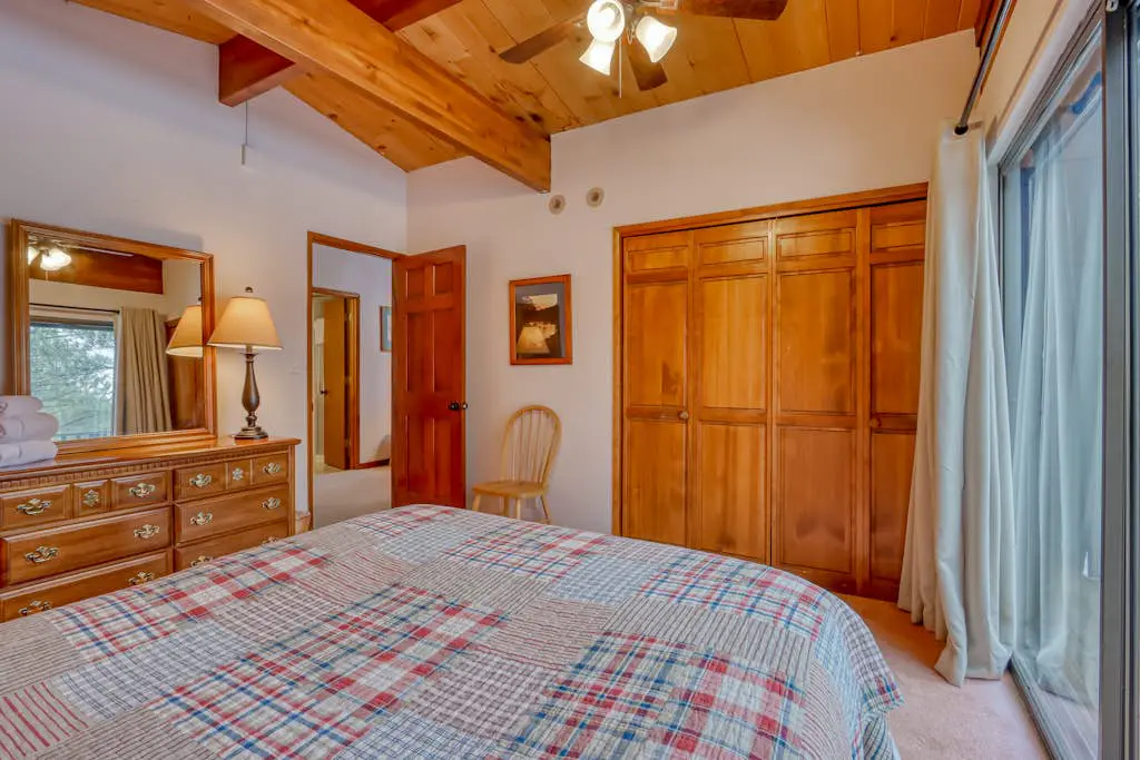 Cozy Family Cabin with Hot Tub, Bikes, Dog-Friendly, Free WIFI with SHARC passes
