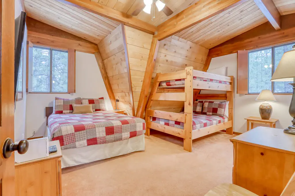 Cozy Family Cabin with Hot Tub, Bikes, Dog-Friendly, Free WIFI with SHARC passes