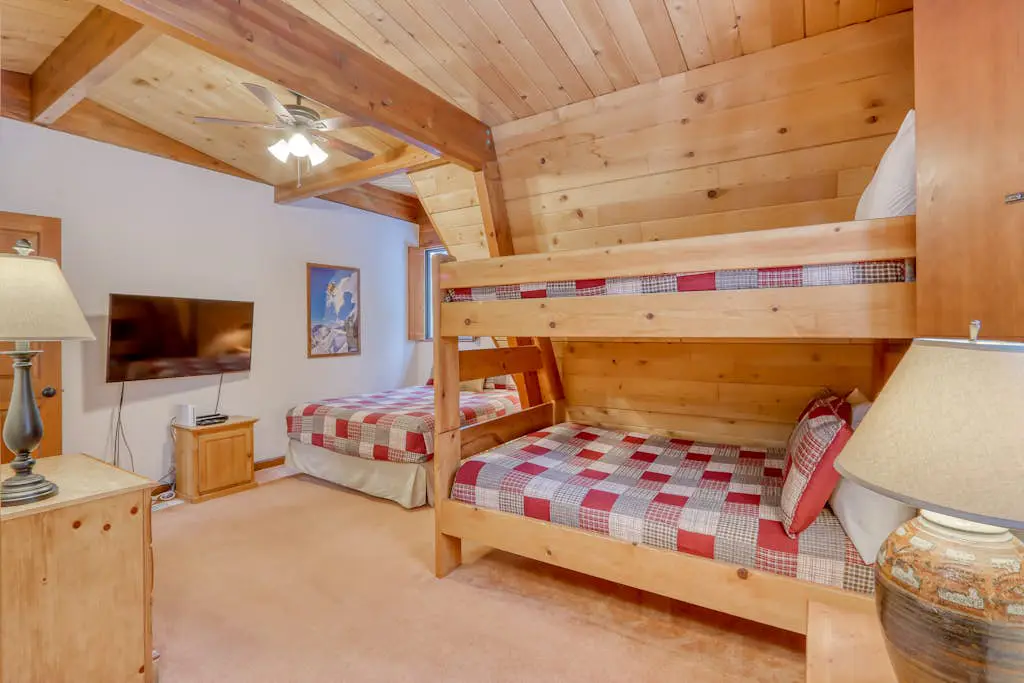Cozy Family Cabin with Hot Tub, Bikes, Dog-Friendly, Free WIFI with SHARC passes