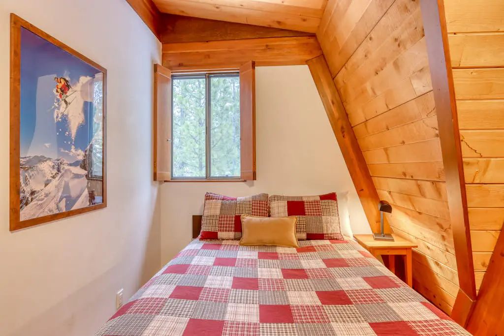 Cozy Family Cabin with Hot Tub, Bikes, Dog-Friendly, Free WIFI with SHARC passes