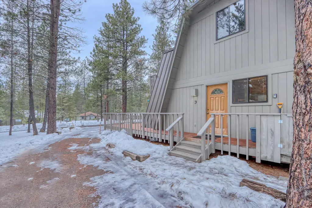 Cozy Family Cabin with Hot Tub, Bikes, Dog-Friendly, Free WIFI with SHARC passes