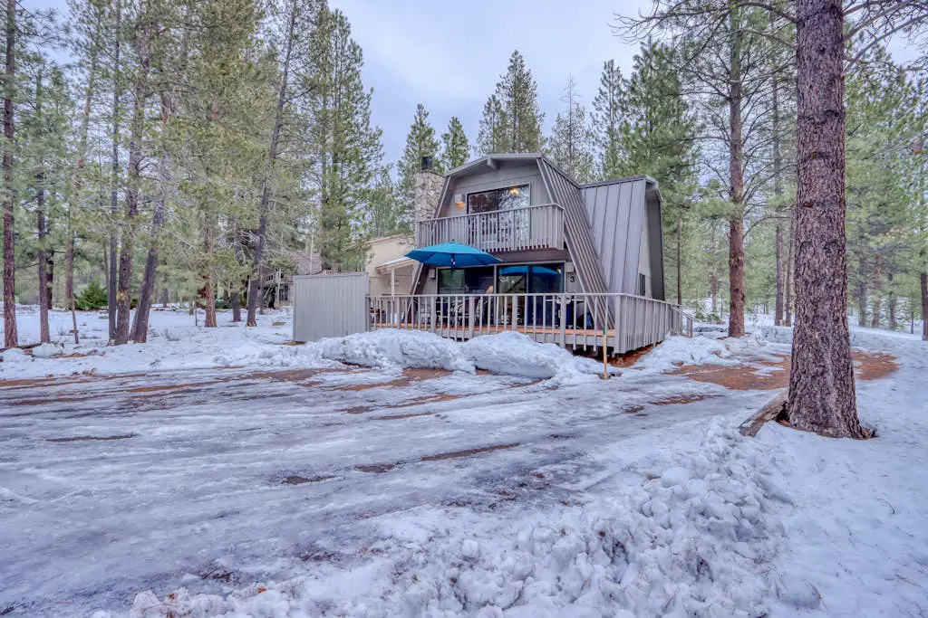 Cozy Family Cabin with Hot Tub, Bikes, Dog-Friendly, Free WIFI with SHARC passes