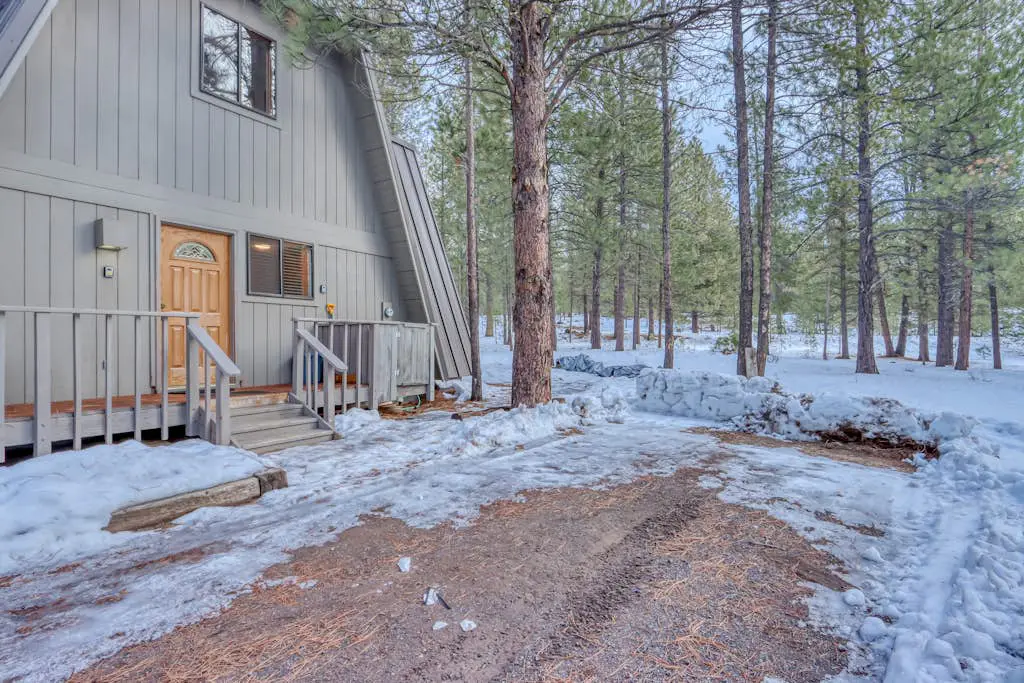 Cozy Family Cabin with Hot Tub, Bikes, Dog-Friendly, Free WIFI with SHARC passes