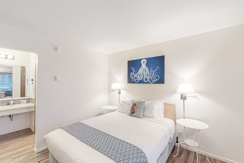 Cute beach room with fast WiFI - walk to downtown shops & eats