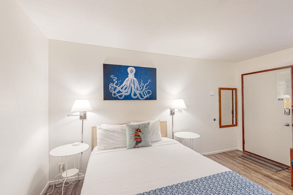 Cute beach room with fast WiFI - walk to downtown shops & eats