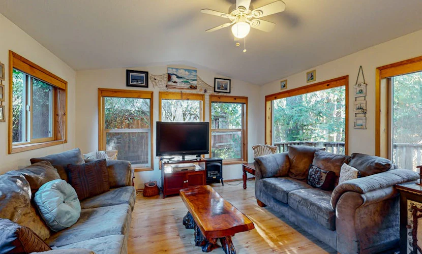 Beautiful coastal cabin with private hot tub, gas grill & scenic deck space
