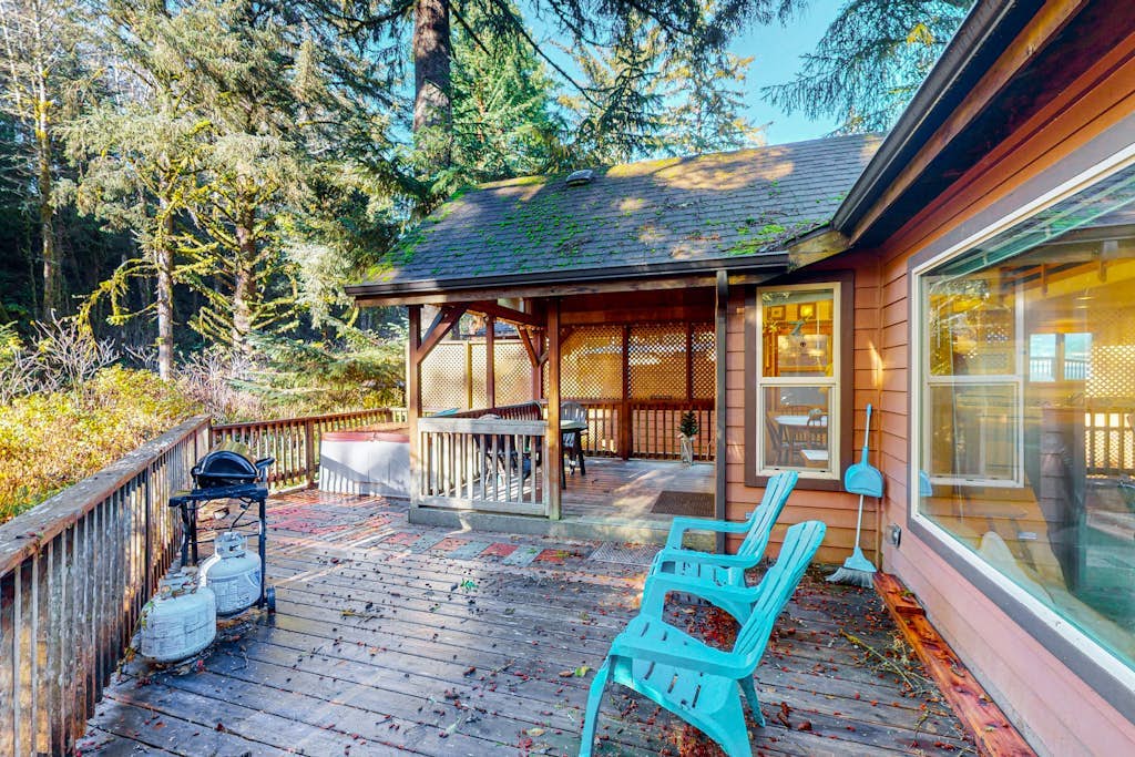 Beautiful coastal cabin with private hot tub, gas grill & scenic deck space