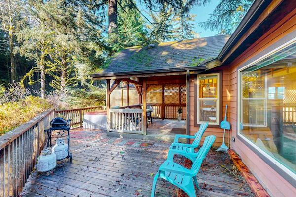 Beautiful coastal cabin with private hot tub, gas grill & scenic deck space