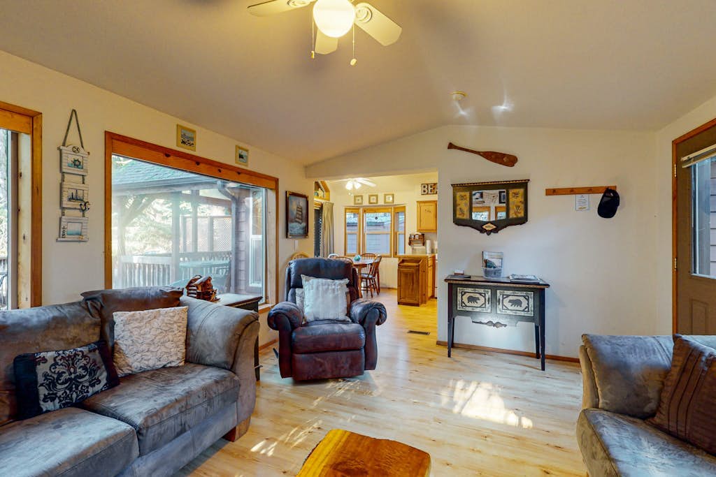Beautiful coastal cabin with private hot tub, gas grill & scenic deck space