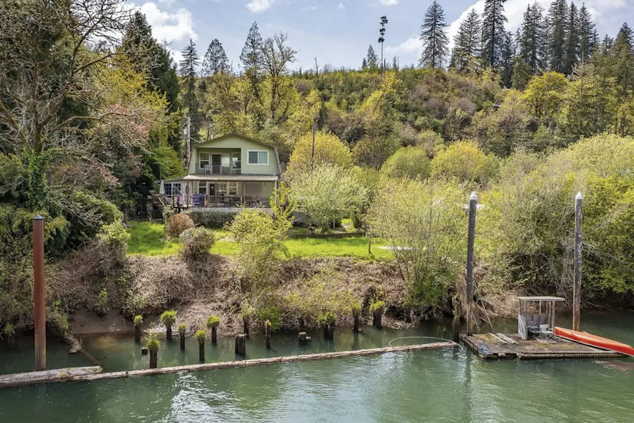 Charming home on the Siuslaw River with a fire pit, WiFi, & W&D | 2 Bed ...