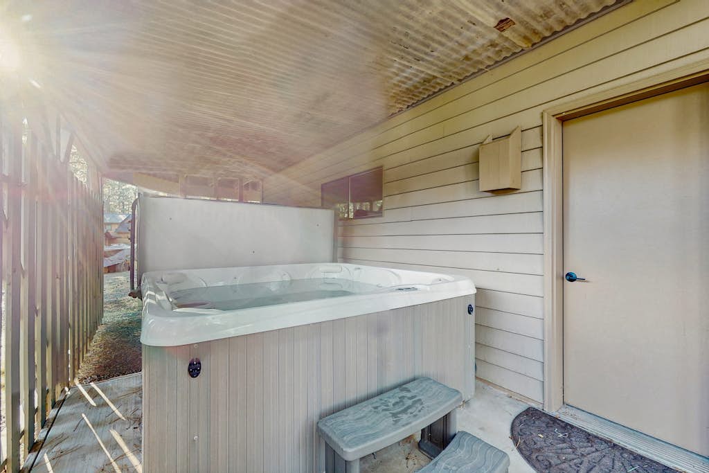 Whimsical tree-lined stay with wood stove, AC, shared amenities, and large deck