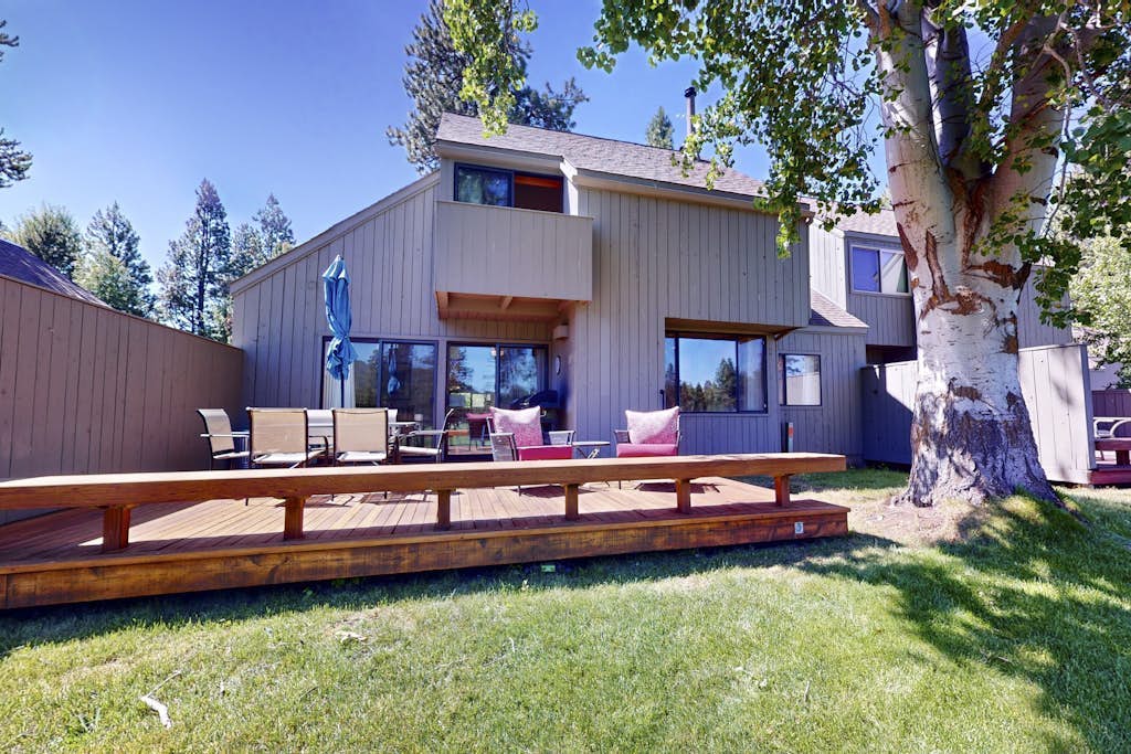 Big Meadow 18th Hole with optional golf privileges, Black Butte views