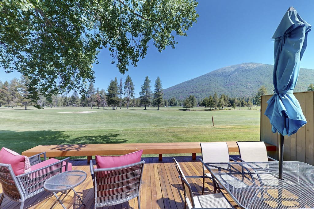 Big Meadow 18th Hole with optional golf privileges, Black Butte views