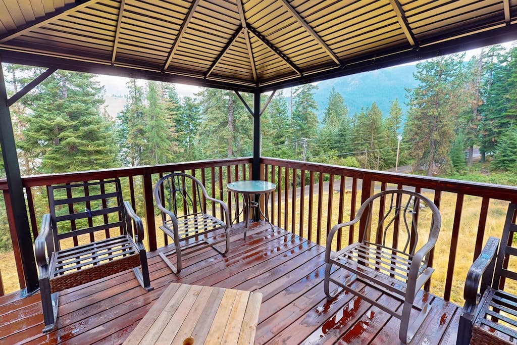 Nature’s Perfect Retreat: Wallowa Lookout - Stunning Views, Cozy Comfort