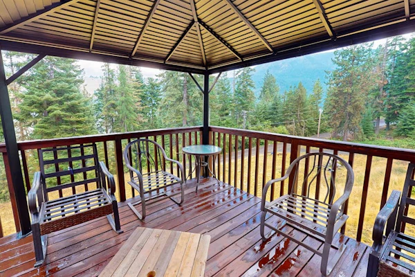 Nature’s Perfect Retreat: Wallowa Lookout - Stunning Views, Cozy Comfort