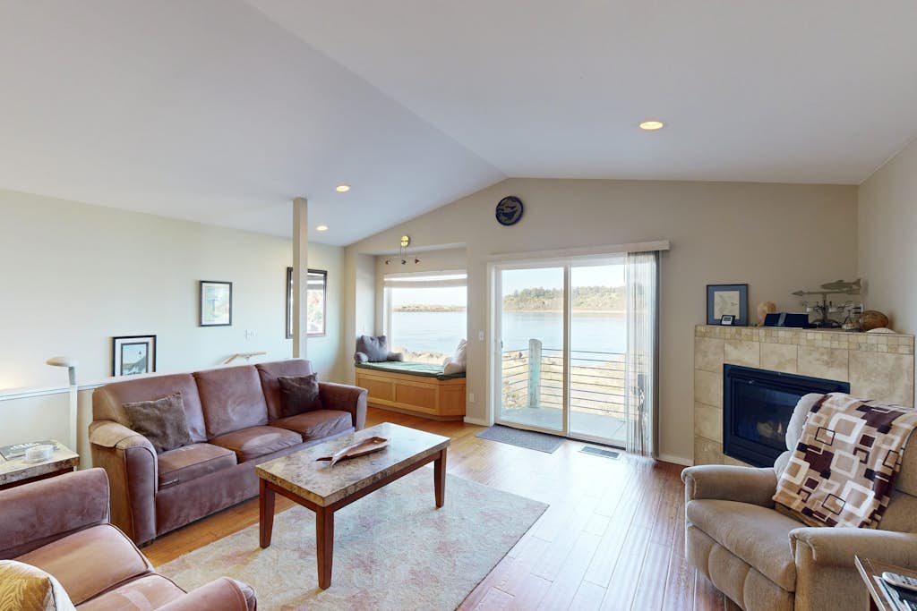 Beautiful Bayfront Townhouse with Amazing Bridge Views, Next to the State Park